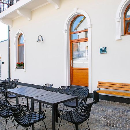 House Of Charles Hotel Carei Bagian luar foto