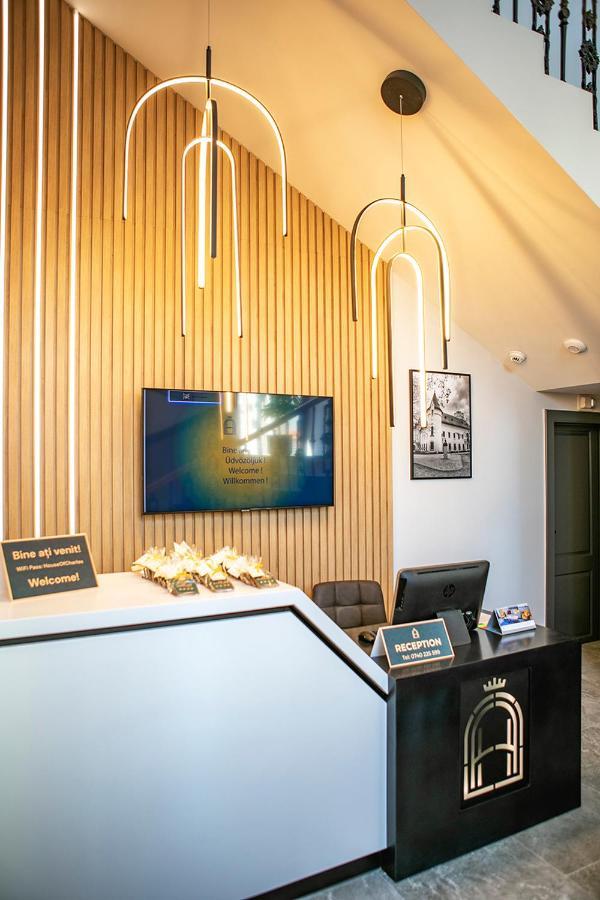 House Of Charles Hotel Carei Bagian luar foto
