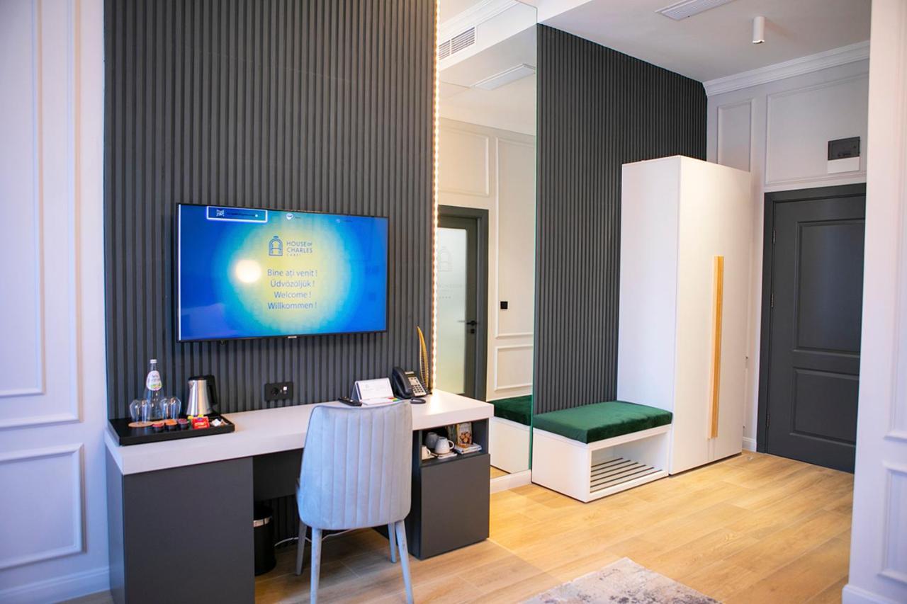 House Of Charles Hotel Carei Bagian luar foto