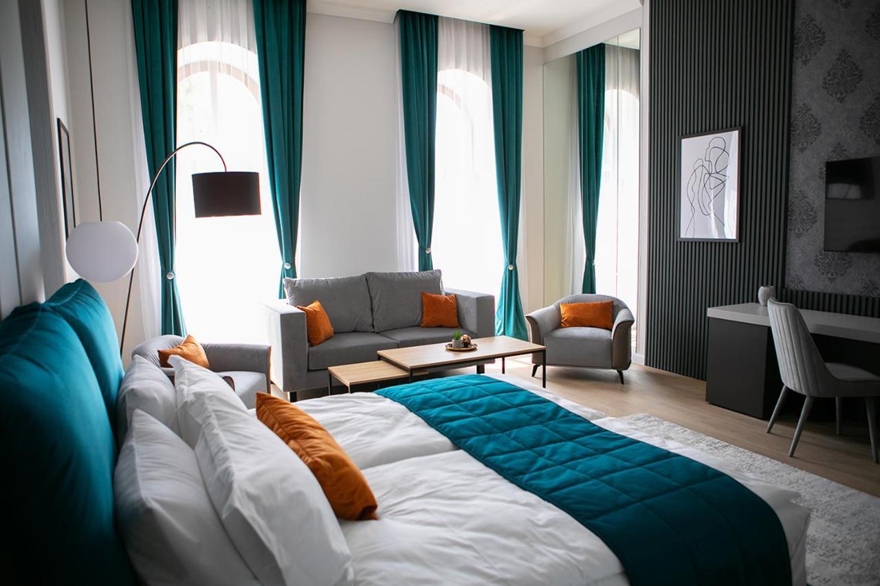 House Of Charles Hotel Carei Bagian luar foto
