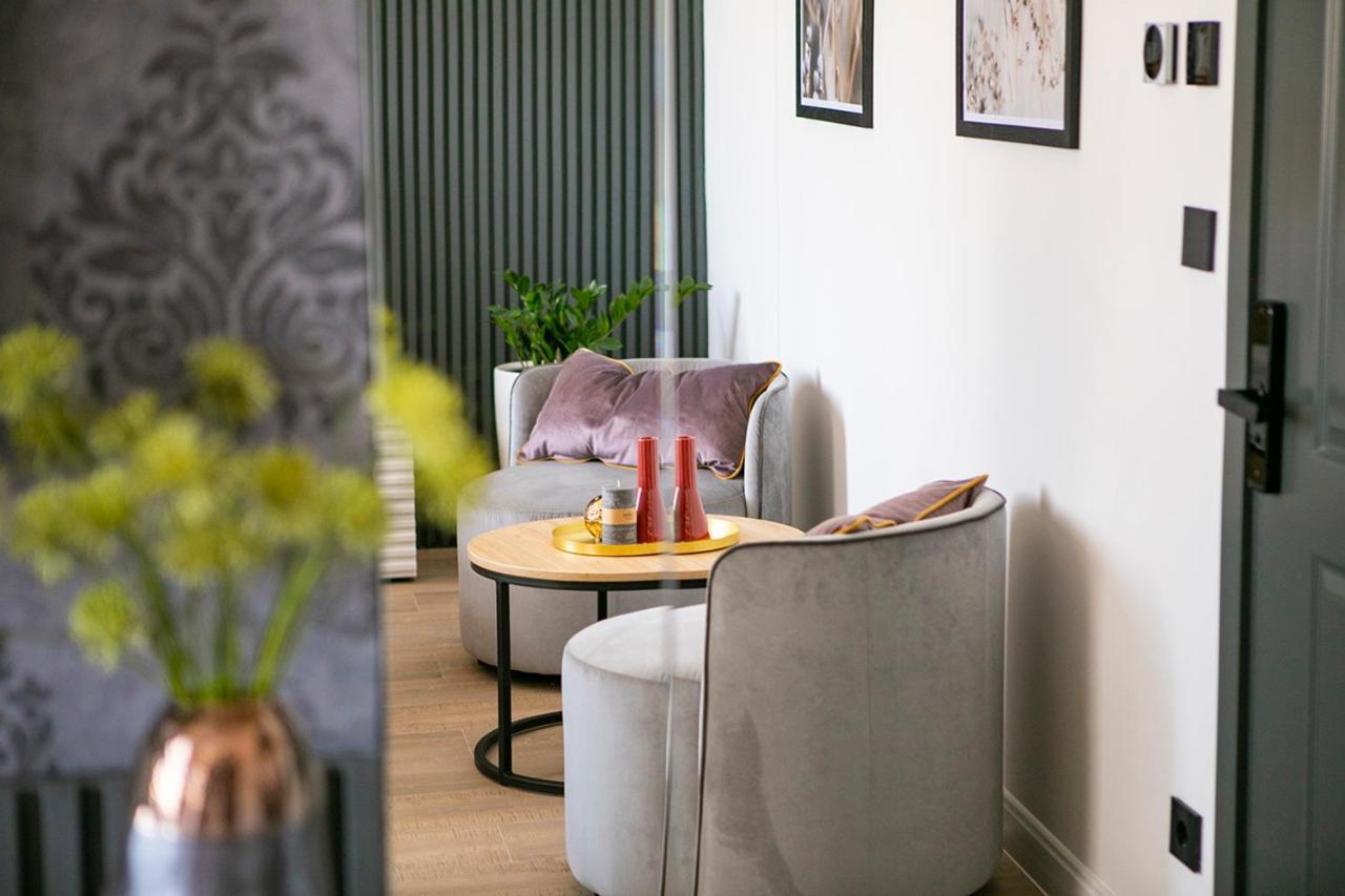 House Of Charles Hotel Carei Bagian luar foto