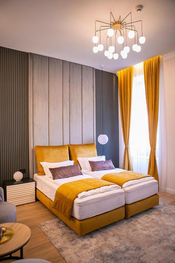 House Of Charles Hotel Carei Bagian luar foto