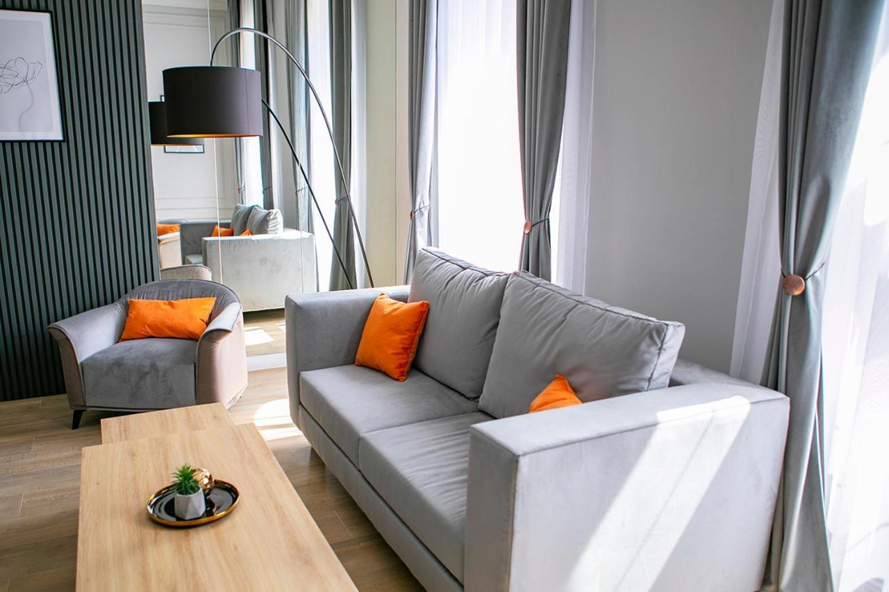 House Of Charles Hotel Carei Bagian luar foto
