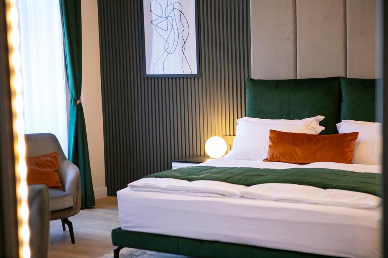 House Of Charles Hotel Carei Bagian luar foto