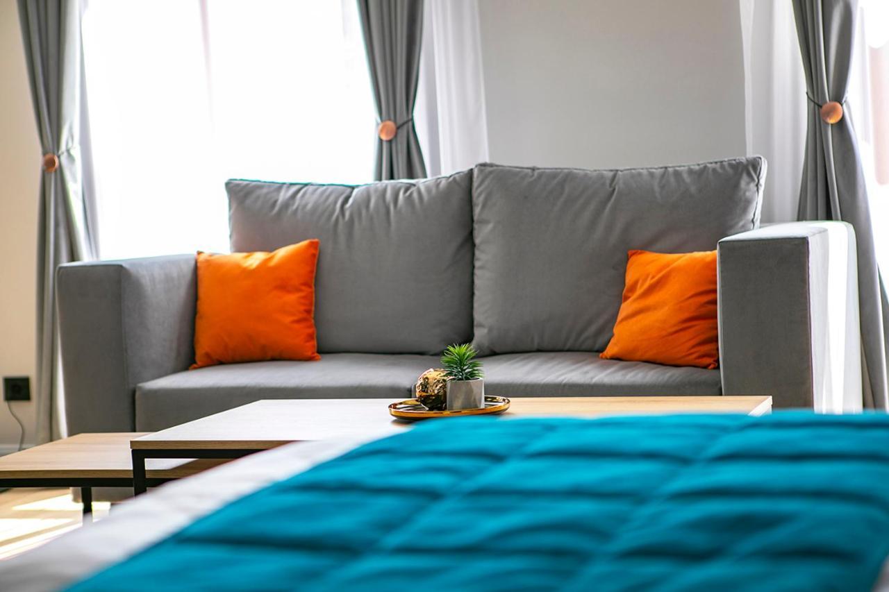 House Of Charles Hotel Carei Bagian luar foto