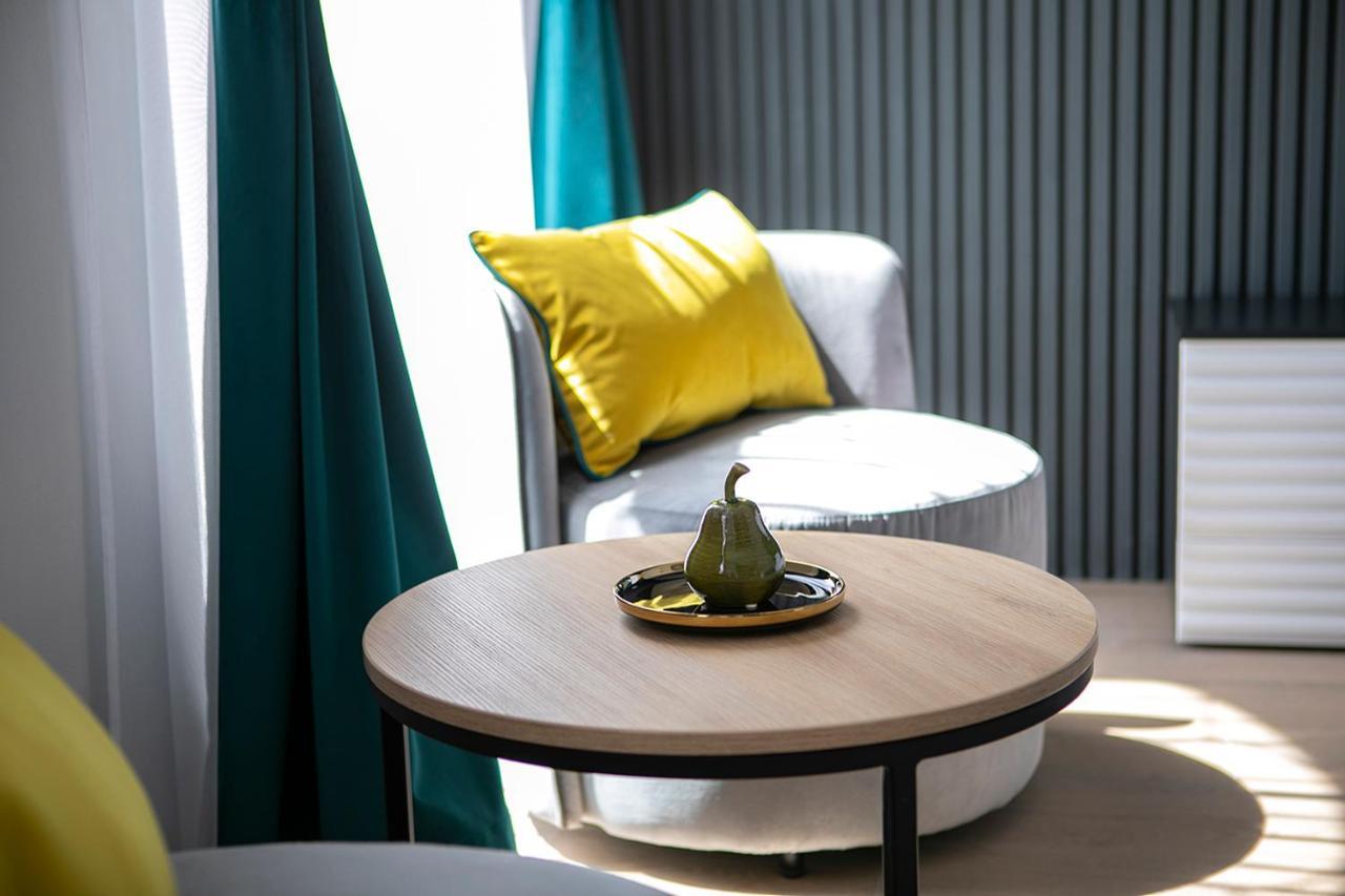 House Of Charles Hotel Carei Bagian luar foto