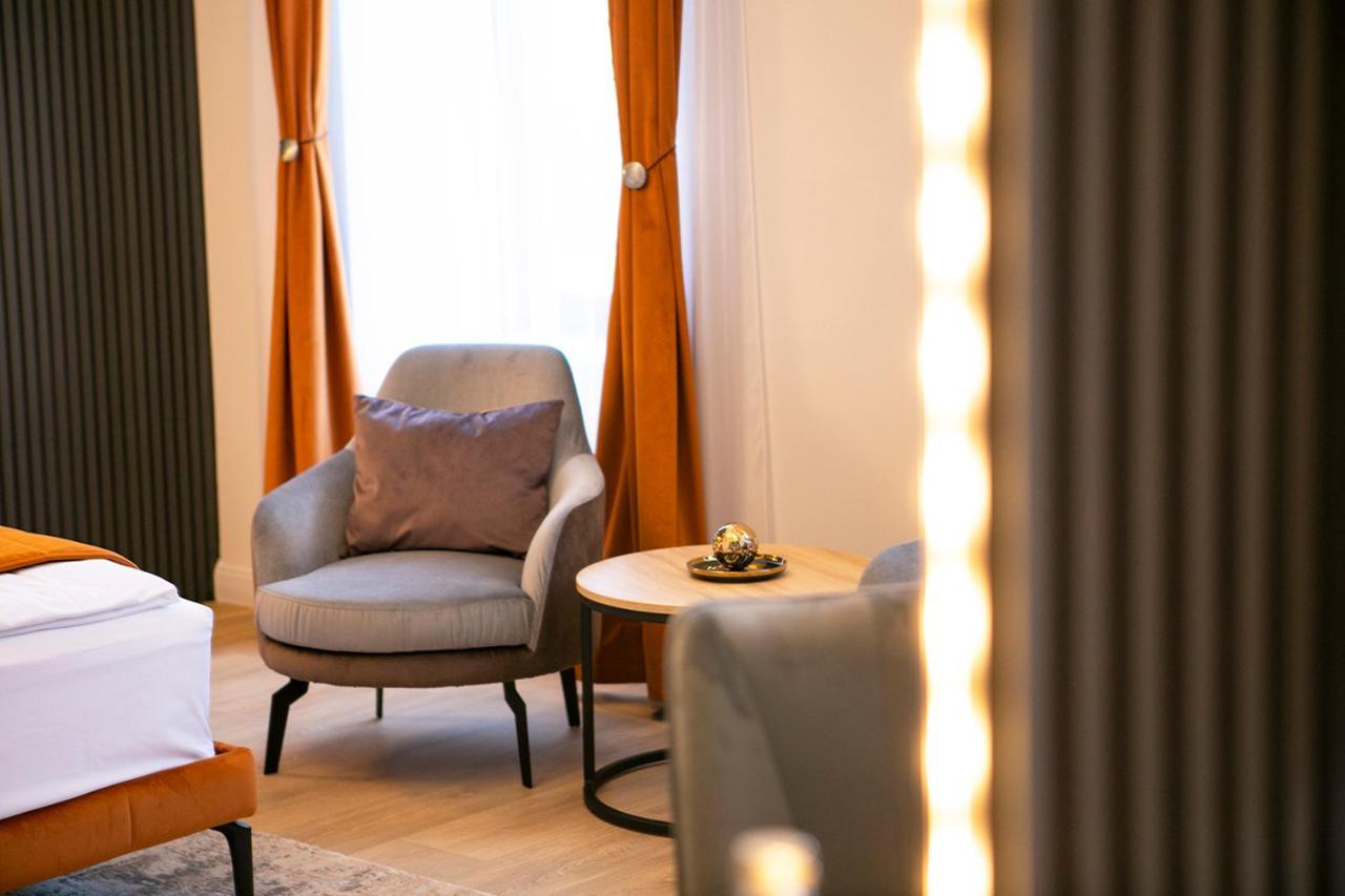 House Of Charles Hotel Carei Bagian luar foto