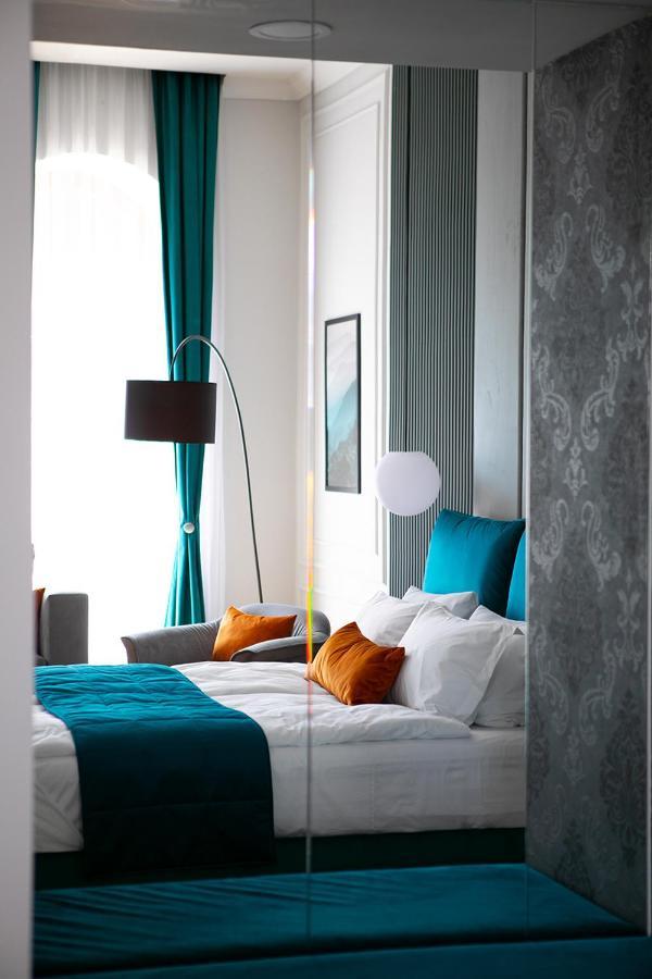 House Of Charles Hotel Carei Bagian luar foto