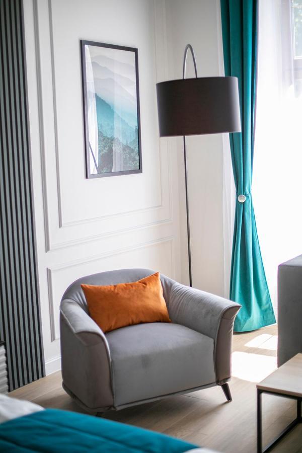 House Of Charles Hotel Carei Bagian luar foto