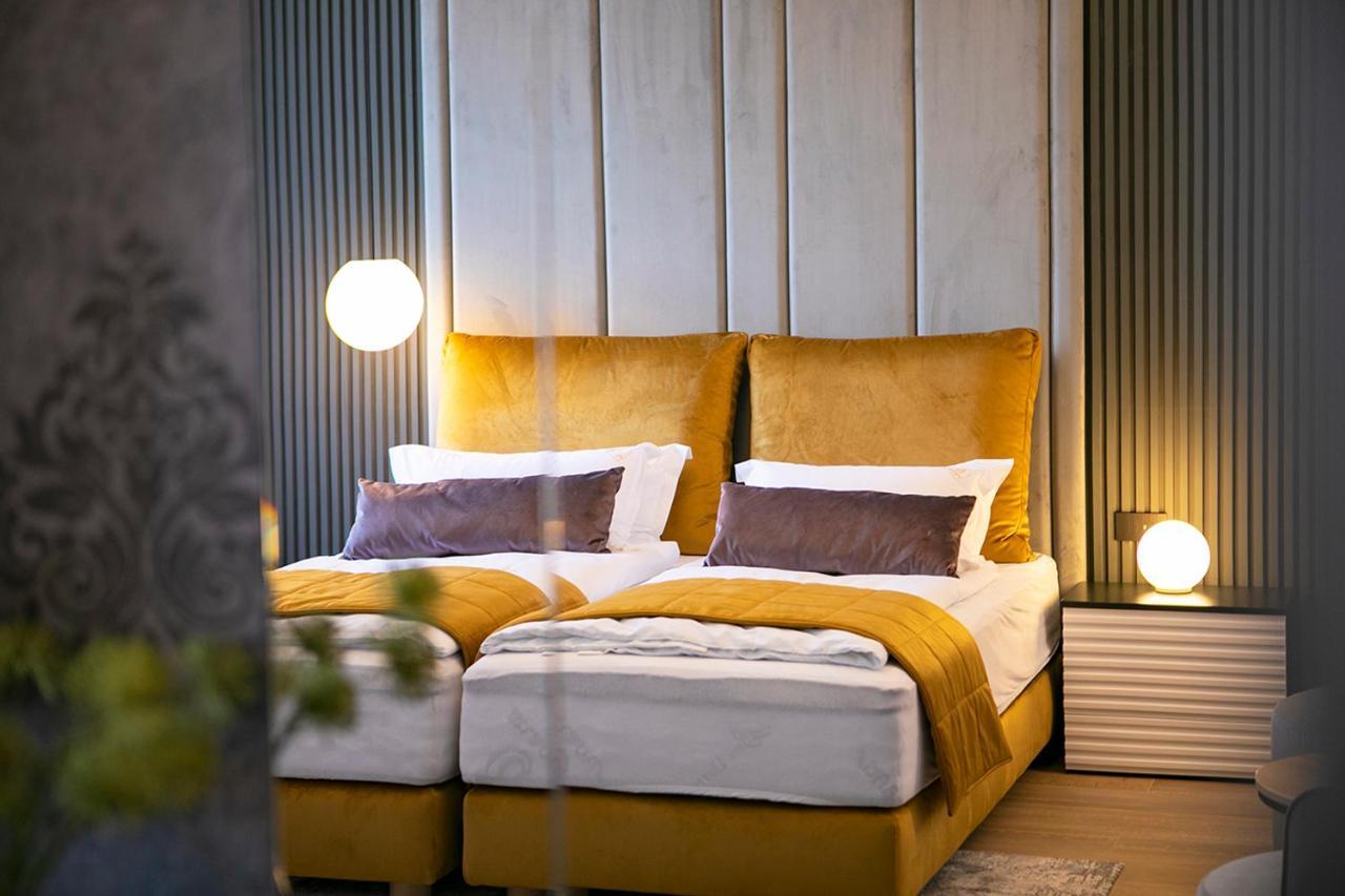House Of Charles Hotel Carei Bagian luar foto