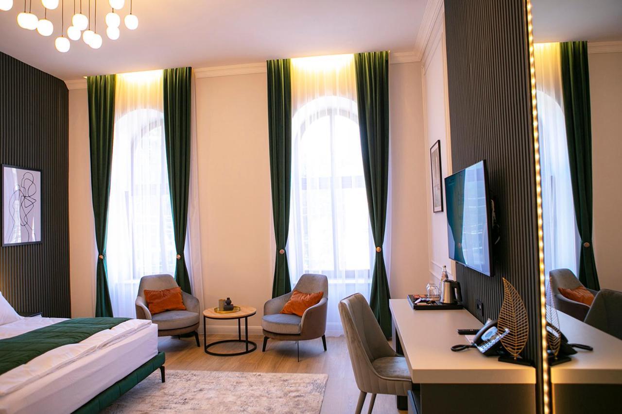 House Of Charles Hotel Carei Bagian luar foto