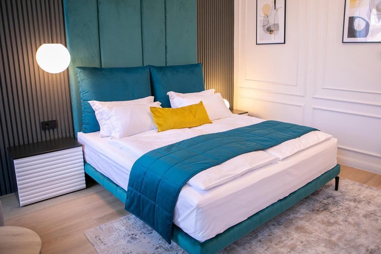 House Of Charles Hotel Carei Bagian luar foto