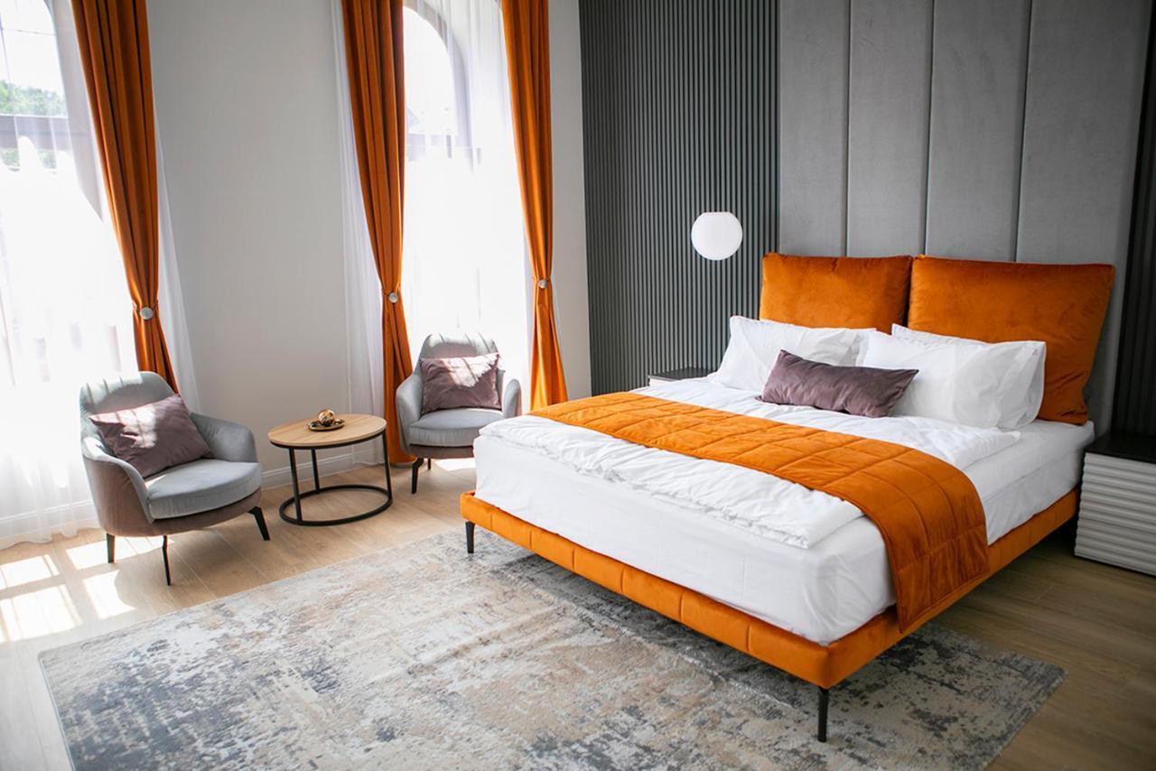 House Of Charles Hotel Carei Bagian luar foto