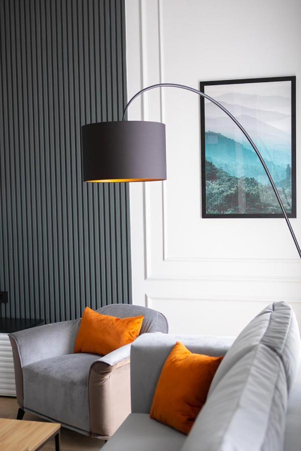 House Of Charles Hotel Carei Bagian luar foto