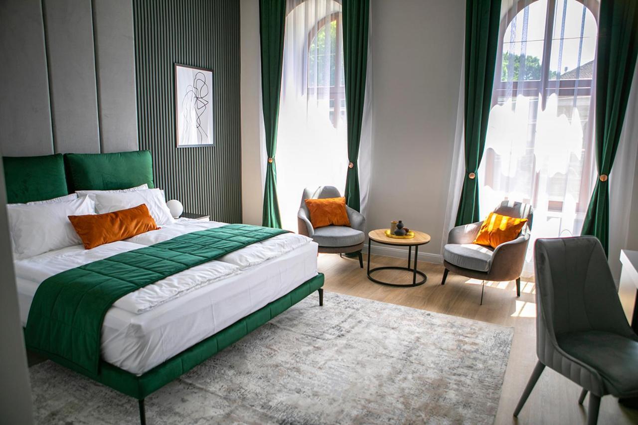 House Of Charles Hotel Carei Bagian luar foto