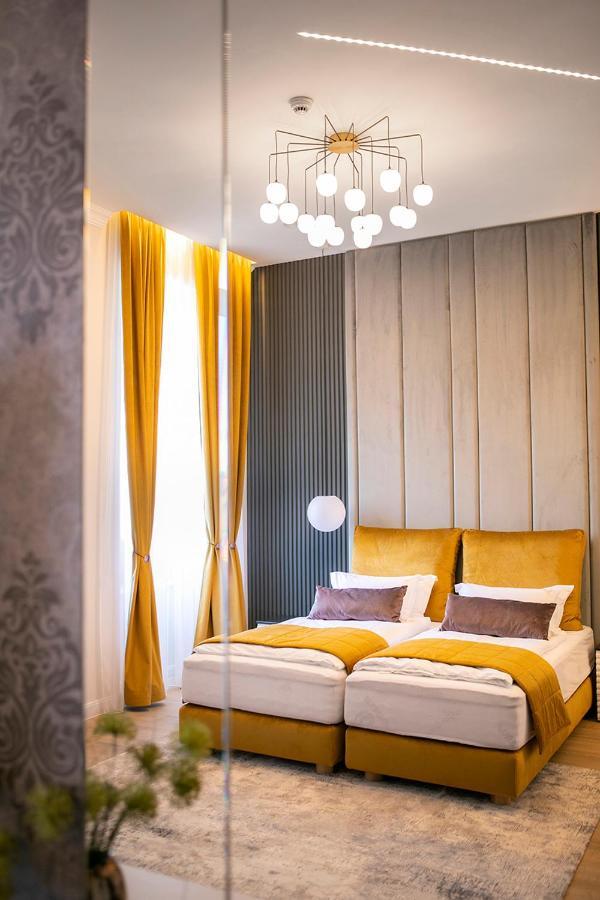 House Of Charles Hotel Carei Bagian luar foto