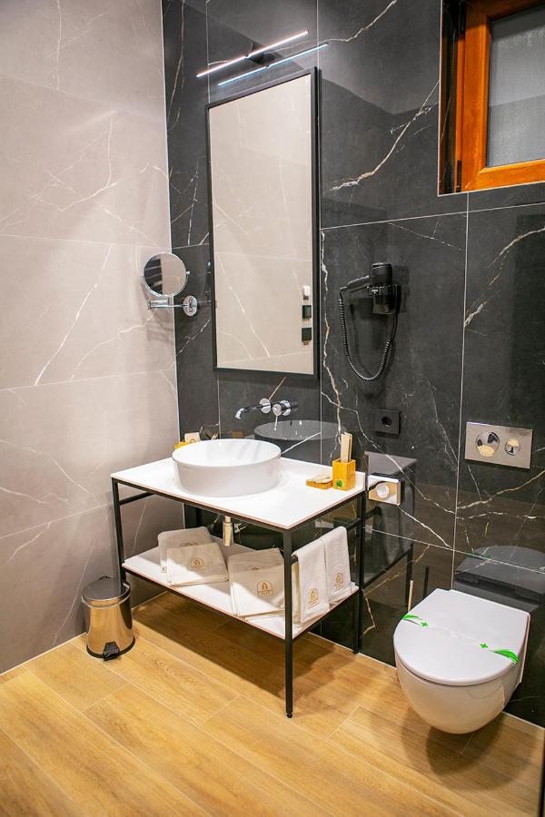 House Of Charles Hotel Carei Bagian luar foto