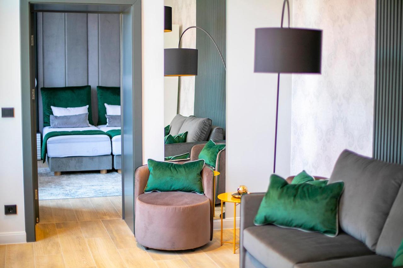 House Of Charles Hotel Carei Bagian luar foto