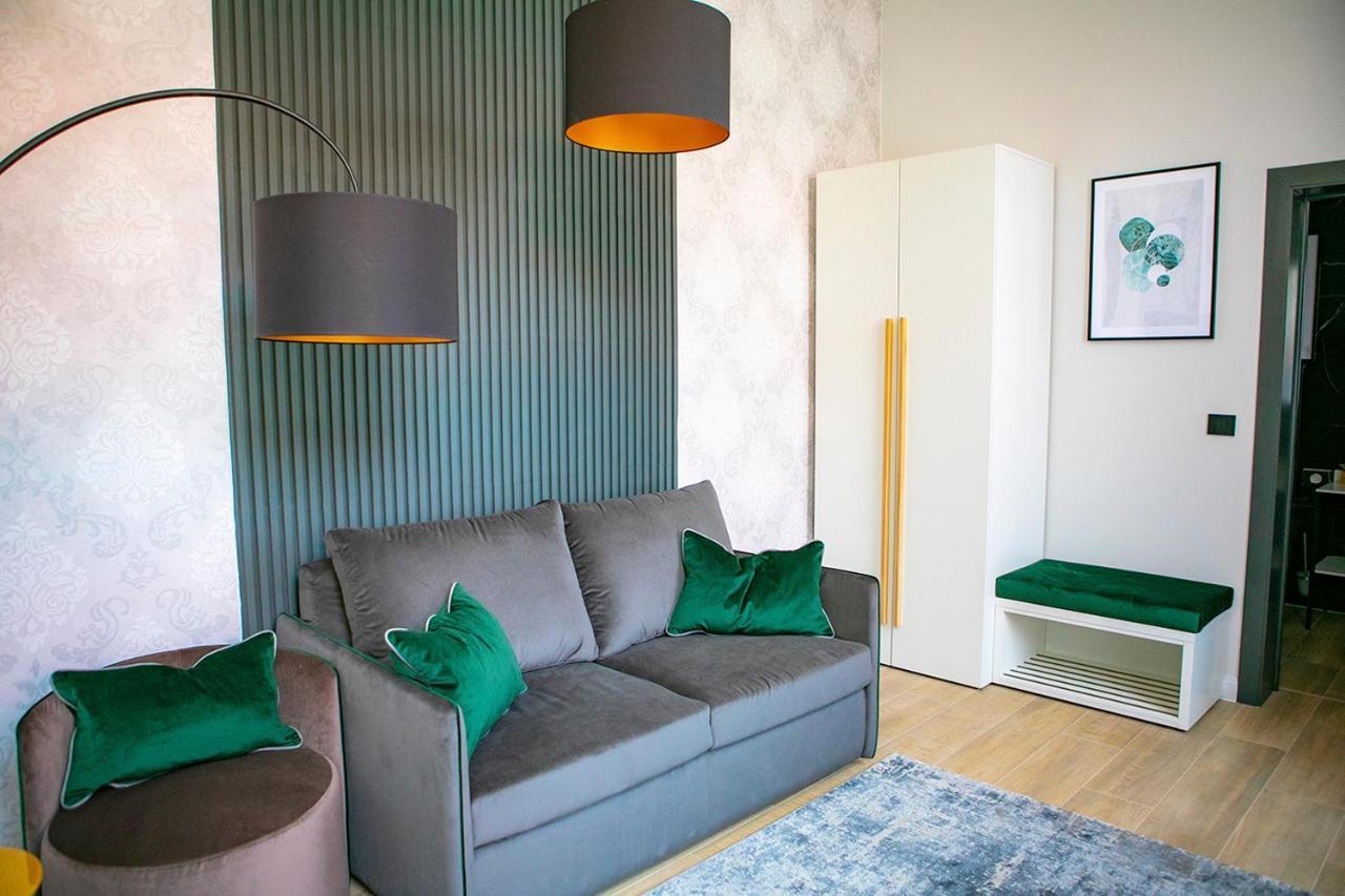 House Of Charles Hotel Carei Bagian luar foto