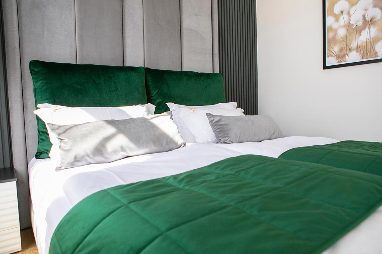 House Of Charles Hotel Carei Bagian luar foto